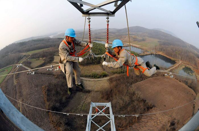 Trabalhadores
checam uma torre de eletricidade situada no meio da região rural de Chuzhou, na
província de Anhui na China