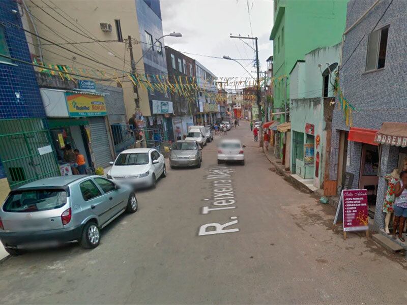 Criminosos instalaram explosivos no caixa eletrônico do banco 24 horas e detonaram os explosivos