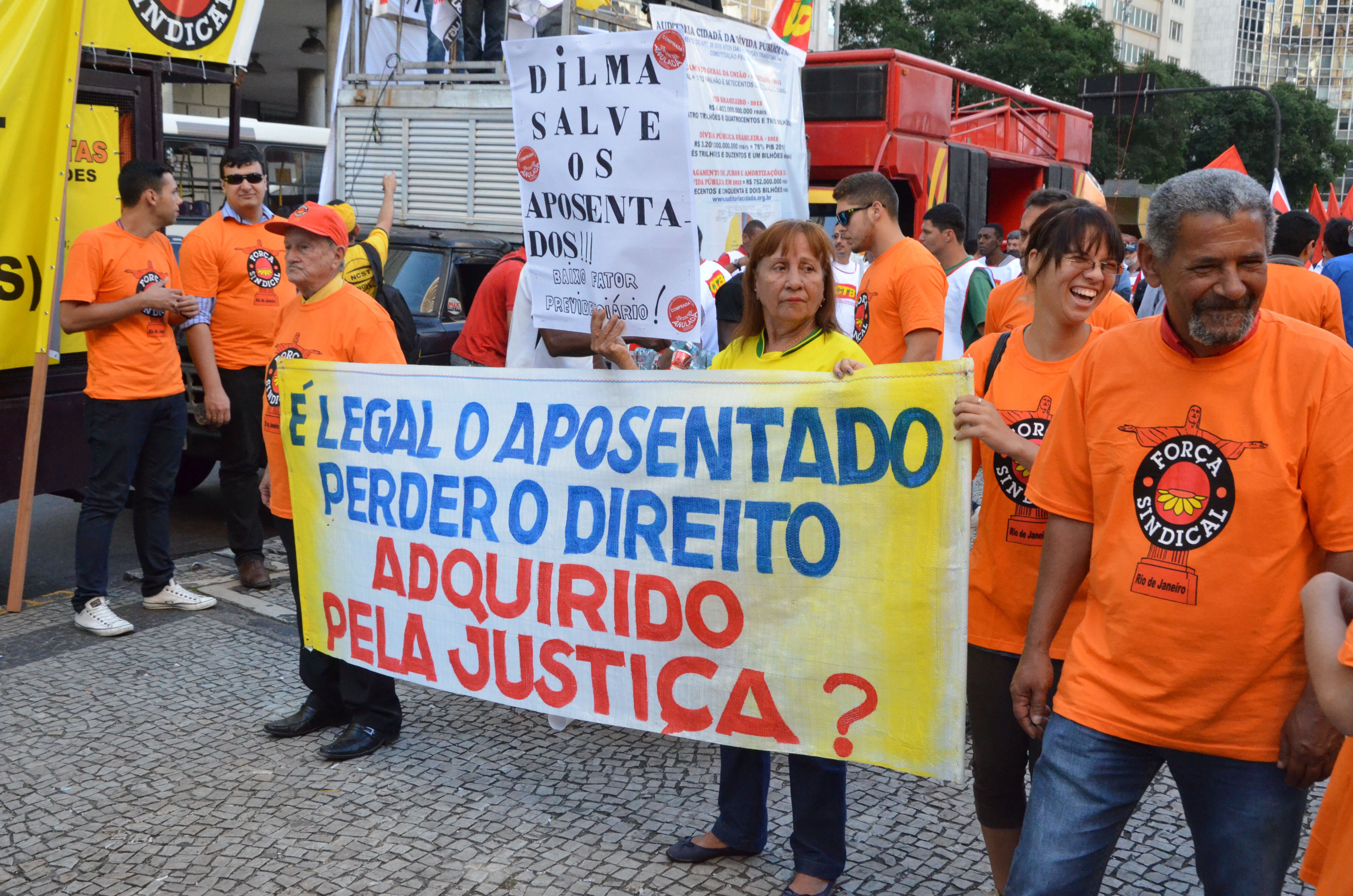 Estudantes também estão entre os manifestantes. O ato reuniu cerca de 2.000 pessoas até as 17h, segundo a polícia. Policiais acompanhavam o avanço da passeata até a Cinelândia