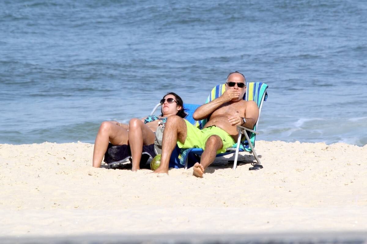 Patrícia Poeta tira o dia para reforçar o bronzeado em praia do Rio