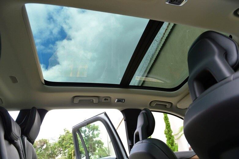 Teto solar elétrico e panorâmico dá aos passageiros do XC90 uma sensação bastante agradável para aproveitar os passeios, principalmente à noite

Teste: Volvo XC90 T8 é SUV híbrido com jeitão de esportivo