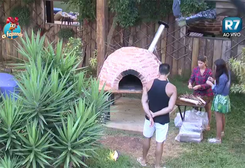 Mas nem tudo fluiu bem durante a construção do forno. João
Paulo relembrou da briga que teve com Mara e disse, para Ana Paula e Carla, que
ficou abalado após o tumulto.
— Meu psicológico ficou abalado depois da discussão com a
Mara Maravilha
+ Rayanne conversa com JP e Luka Ribeiro fica incomodado
+ Após banho, Carla Prata vai até a cama de Luka Ribeiro para acordá-lo
+ Ana Paula Minerato leva "cachorro" para passear em A Fazenda