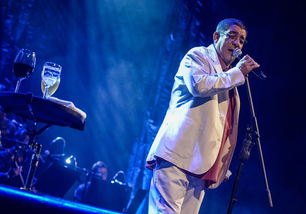 Zeca Pagodinho se apresentando em São Paulo, neste sábado (17)