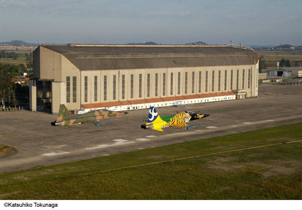 Nesta foto, dois F-5E fazem rasante em frente ao Hangar do Zepellin na Base Aérea de Santa Cruz, no Rio Grande do Sul