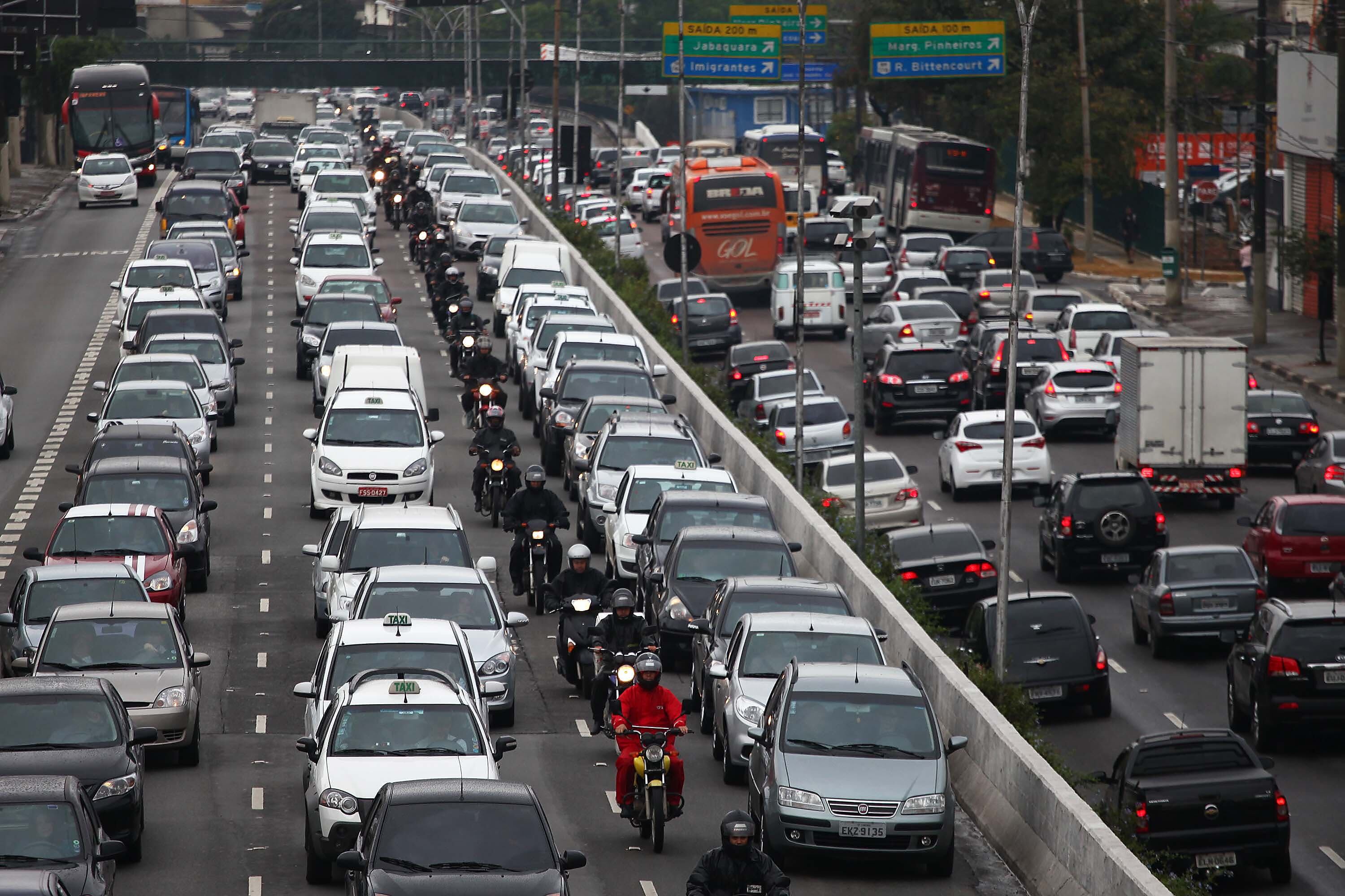Pessoas que ganham até cinco salários mínimos levam cerca de 30 minutos para chegar ao trabalho
