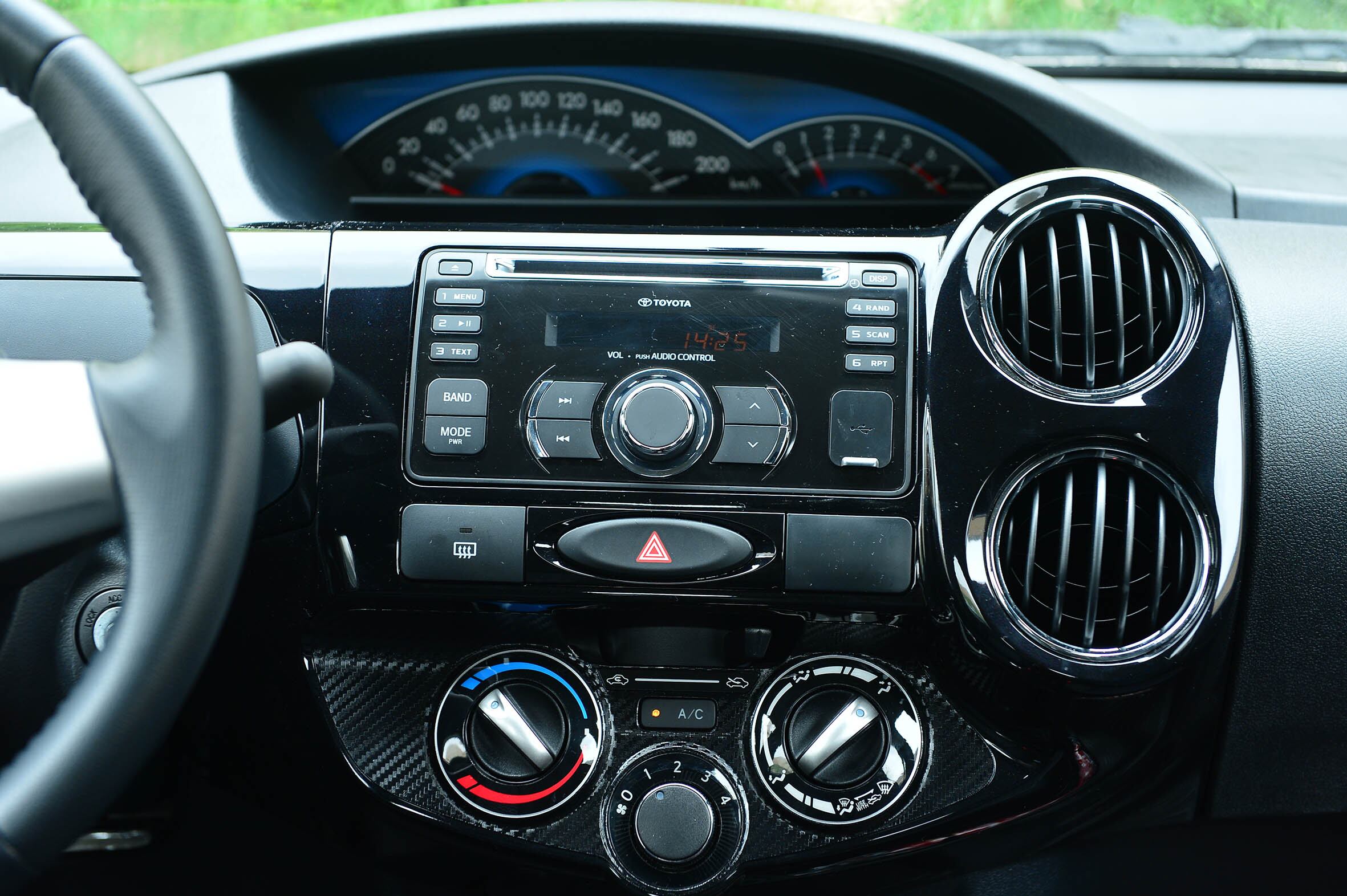 Quadro de instrumentos situado acima do painel central dificulta a leitura pelo motorista, que precisa desviar os olhos para o lado para enxergar as informações
Quer saber tudo sobre carros? Acesse www.r7.com/carros