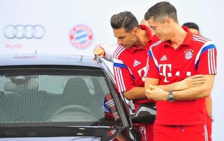 Jogadores do Bayern conferem o interior dos carros
