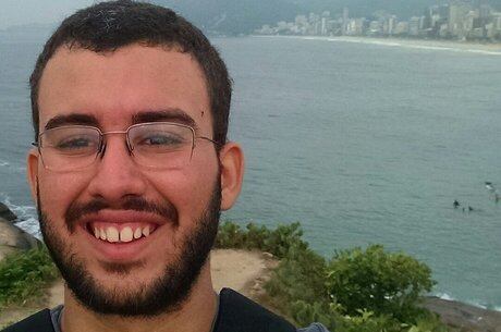 Marcos acampava na praia quando foi soterrado