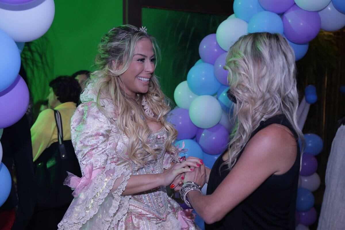 Janaina Jacobina comemora aniversário vestida de princesa da animação Frozen