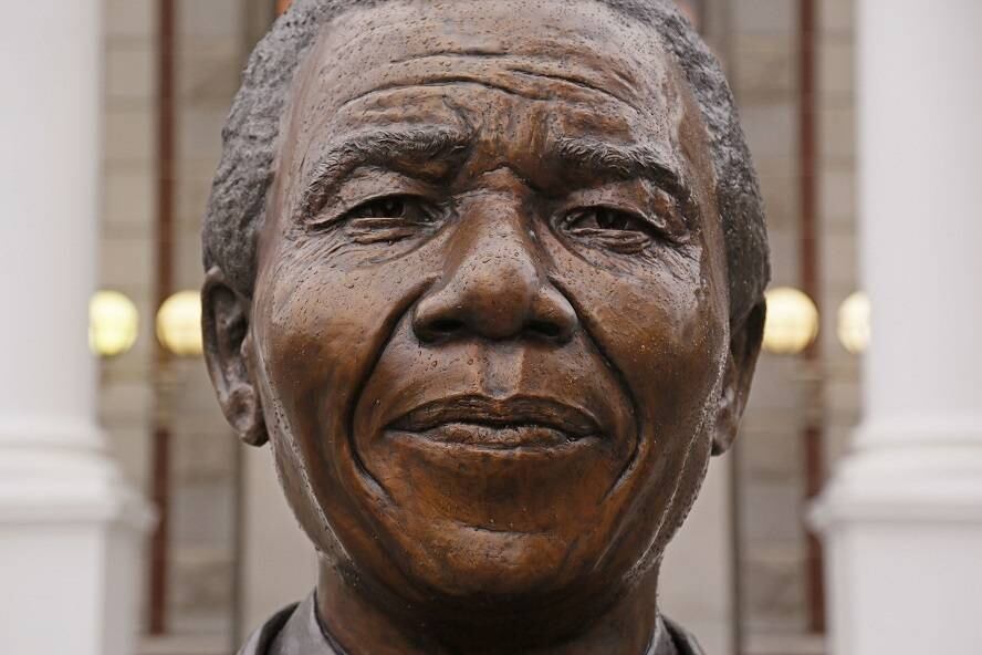 Gotas de chuva molham a estátua levantada em homenagem a Nelson Mandela, na África do Sul, nesta sexta-feira (18). 

A data foi relembrada por todo o mundo porque marca é a data de nascimento do líder que lutou contra a segregação racial que atingia seu país. 

A ONU estabeleceu o dia de hoje como o Mandela Day (Dia do Mandela) para continuar o legado anti-racista que ele deixou
