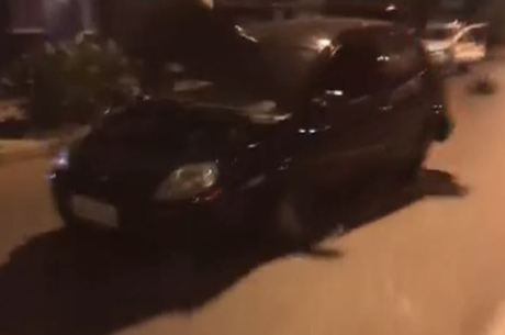 Primeiro carro envolvido no acidente se chocou contra uma árvore
