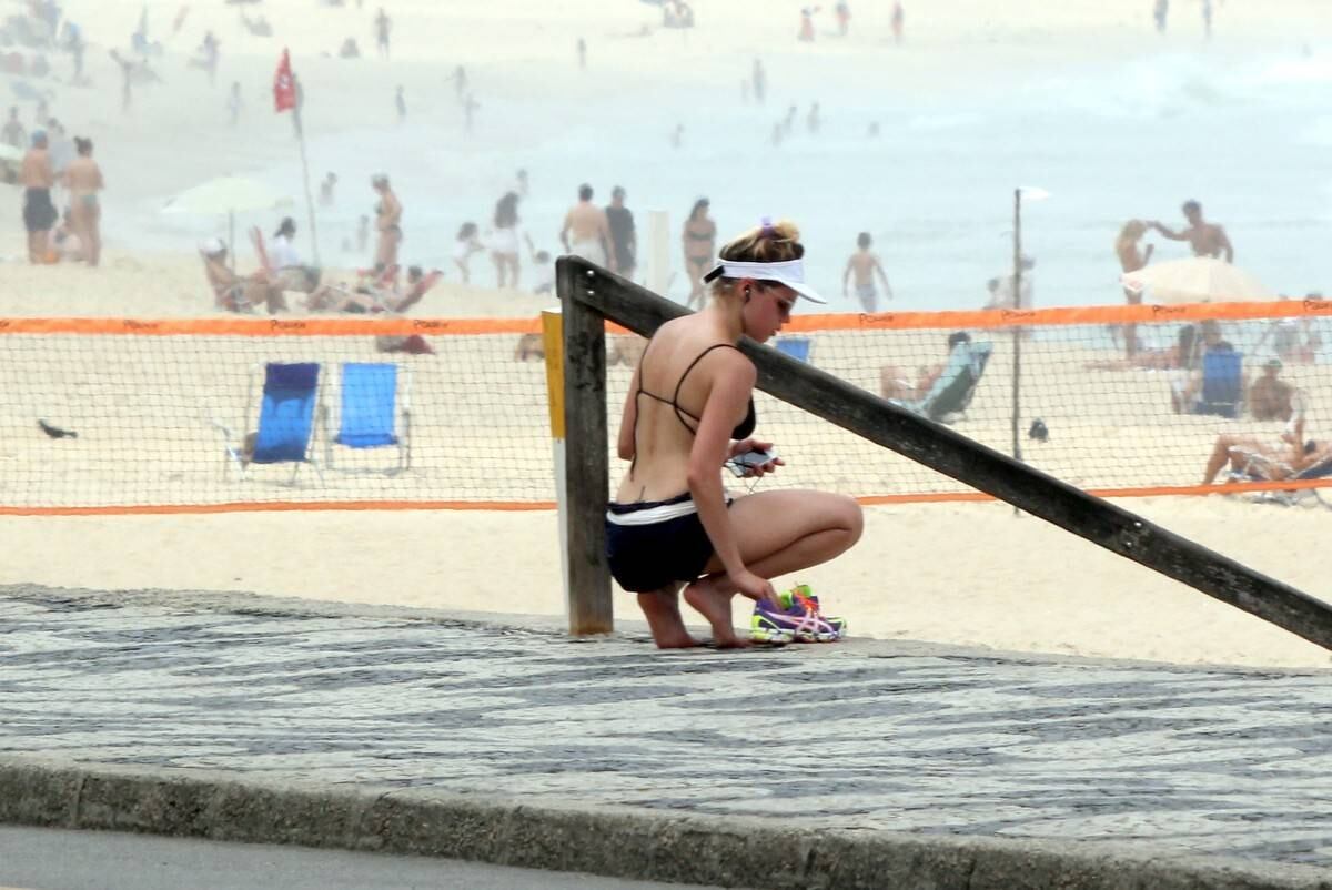 A gata foi vista na praia do Leblon, no Rio de Janeiro