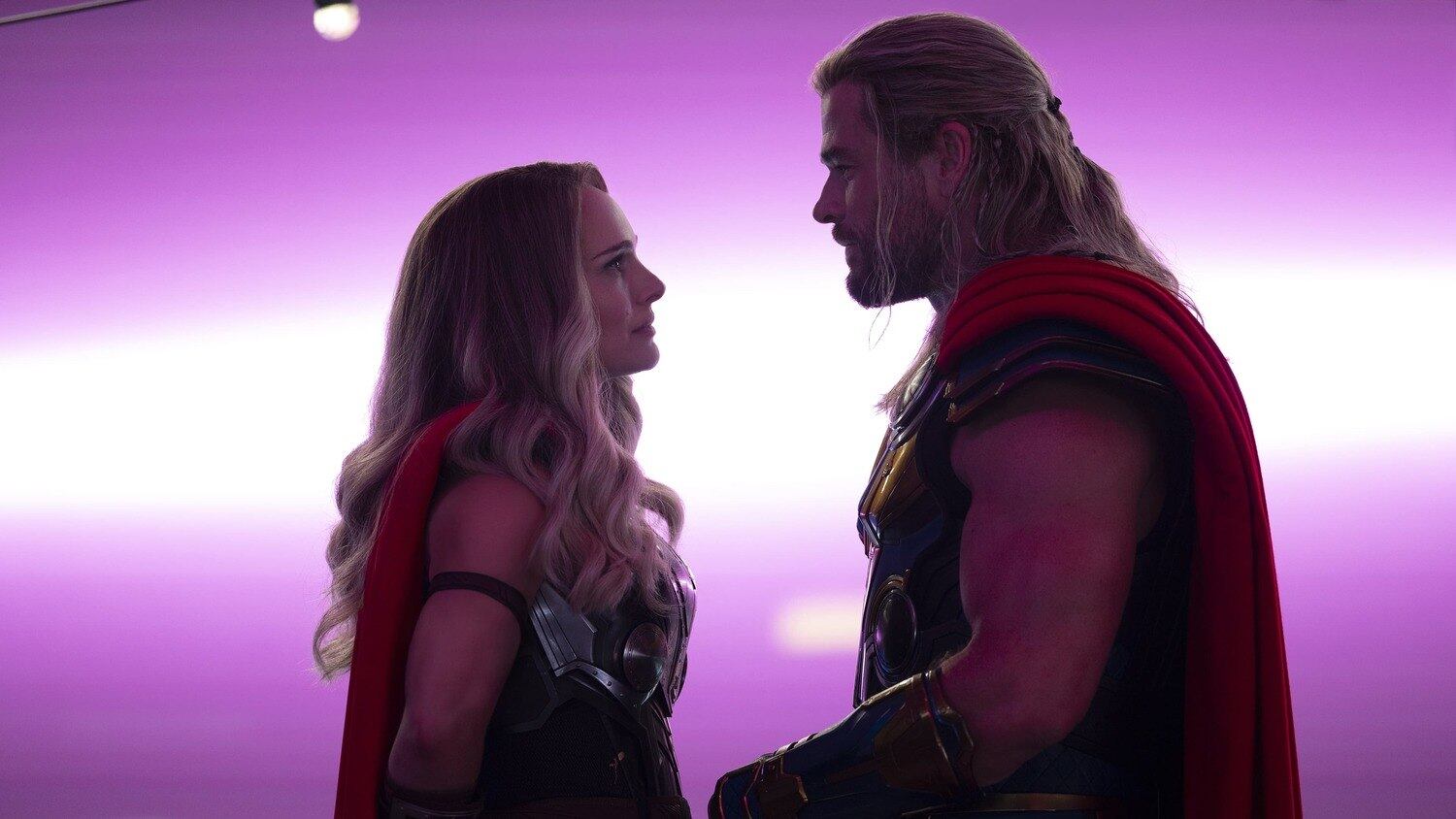 8º) Thor: Amor e Trovão - US$ 760 milhões (aproximadamente R$ 4 bilhões)
Apesar de ter dividido opiniões nas redes sociais, o quarto filme do Deus do Trovão da Marvel se provou um sucesso nos cinemas. Sem medo de parecer brega, o longa apostou ainda mais no lado cômico do universo do personagem e, ao menos nas bilheterias, a estratégia deu certo