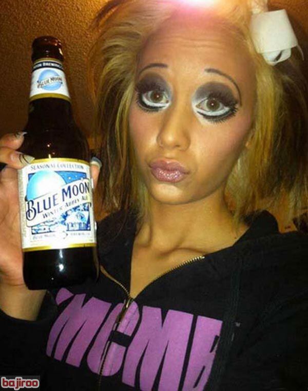Essa tentativa de olhos de barbie humana, bico de pato e cerveja é tudo o que há de ruim!