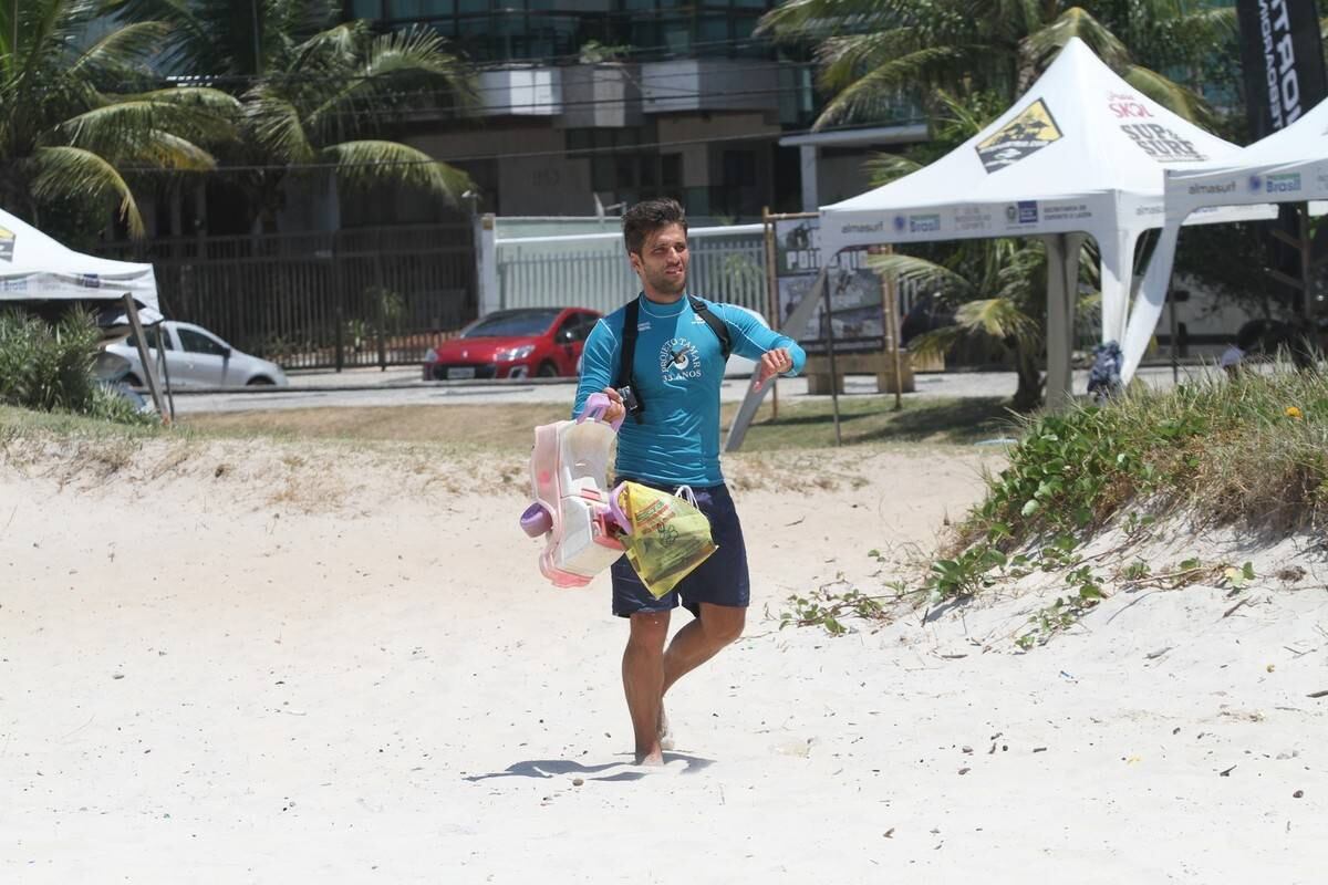Bruno Gagliasso e Ricardo Pereira praticam stand up paddle na praia da Barra da Tijuca, no Rio