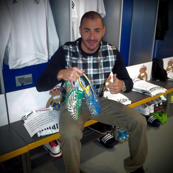 Benzema estreou um par de chuteiras diferente