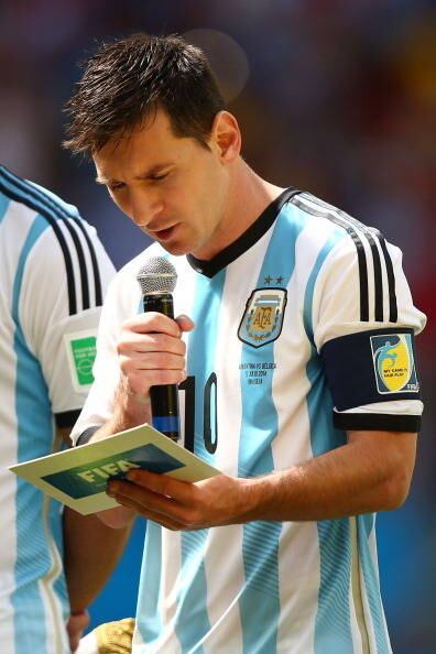 Antes de começar a partida, Messi deu um recado aos torcedores contra o preconceito e o racismo no futebol.