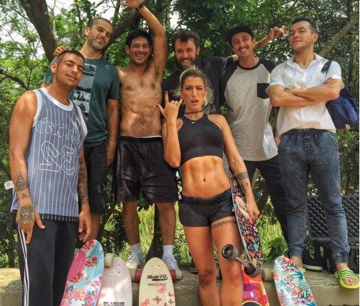 8- Lançamento de skate

A vida profissional de Gabriela também está muito bem. A blogueira vai lançar um skate fitness, feito para a prática esportiva. A tendência é que a loira aproveite que tem um nome forte para lançar outros produtos