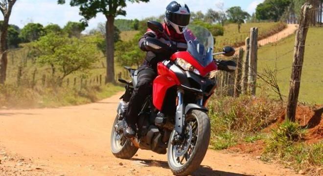 Em pista molhada ou de terra a aderência diminui. Não esqueça que estrada de terra também é via pública