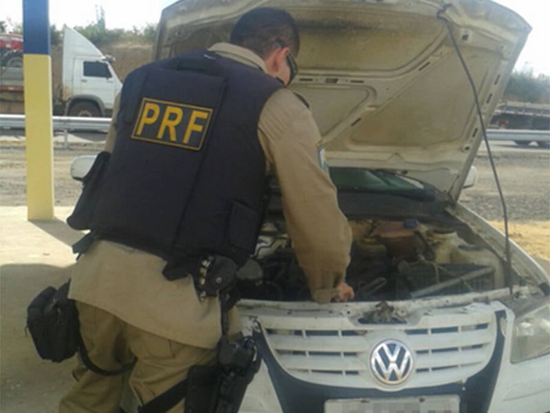 Após consultas ao banco de dados, os PRFs descobriram que se tratava de um veículo com registro de roubo