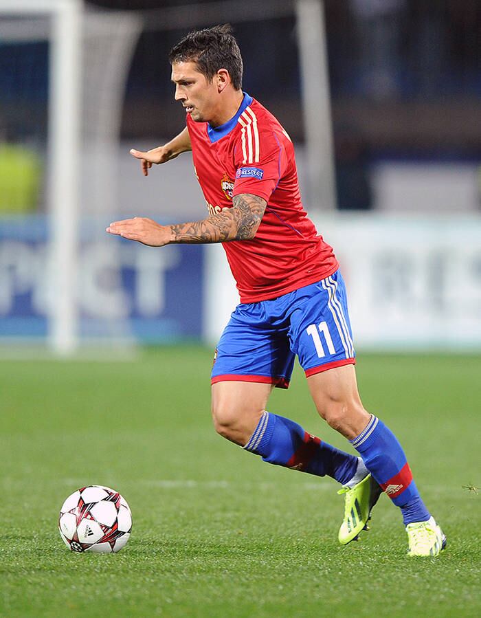 ...atualmente joga como lateral esquerdo do CSKA, em Moscou. A Rússia não deve ser o melhor lugar para passear com trajes de banho nesta época do ano