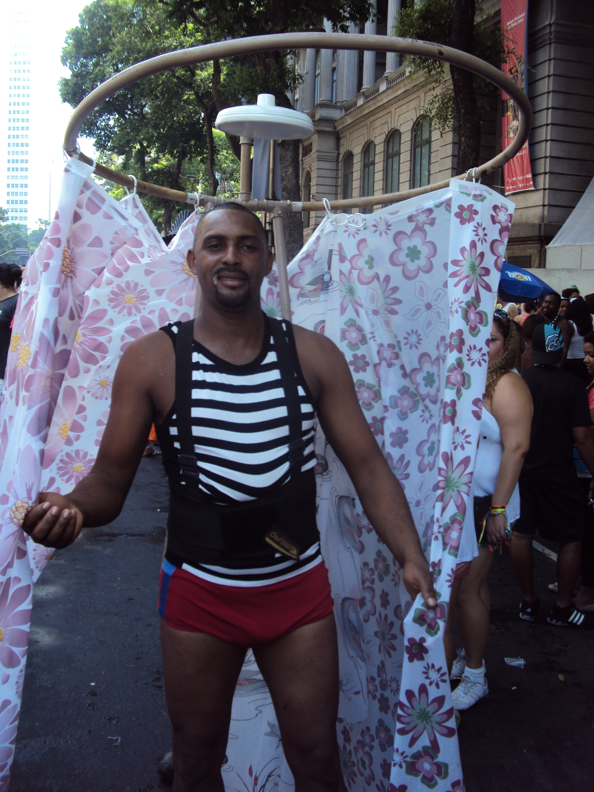 Chuveiro com cortinas, para banho privativo