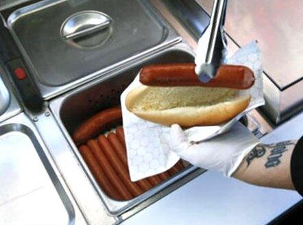 O Tribunal do Júri de Brasília condenou, em julho de 2012, a nove anos e 11 meses de prisão, em regime fechado, um homem acusado de tentativa de assassinato por causa de suposto deboche em barraca de cachorro-quente. Na noite do crime, a vítima lanchava em carrinho de cachorro-quente que pertencia ao acusado. A vítima pediu um lanche e assistia a um programa de TV enquanto aguardava. Ele começou a rir por causa de uma vídeo que era exibido. O dono da lanchonete perguntou se a vítima estaria rindo de sua cara, mas ele respondido que não .O acusado então se afastou e a vítima se virou para a televisão novamente, quando ouviu um disparo de arma de fogo. Veja reportagem completa