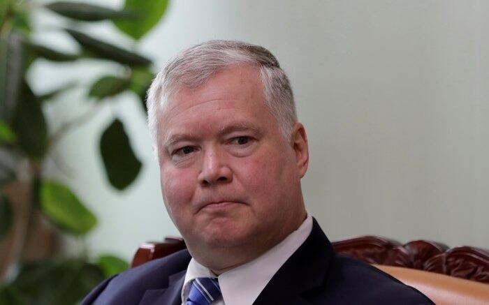 Stephen
Biegun — um dos enviados de Donald Trump à Coreia do Norte — é outro dos
possíveis sucessores, segundo a Foreign Affairs. Biegun foi do Conselho de
Segurança Nacional no governo de George W. Bush e já fez consultoria sobre
política externa para vários membros do Congresso americano. Ele também é
cotado para ser Secretário de Estado Adjunto ou embaixador dos Estados Unidos na Rússia