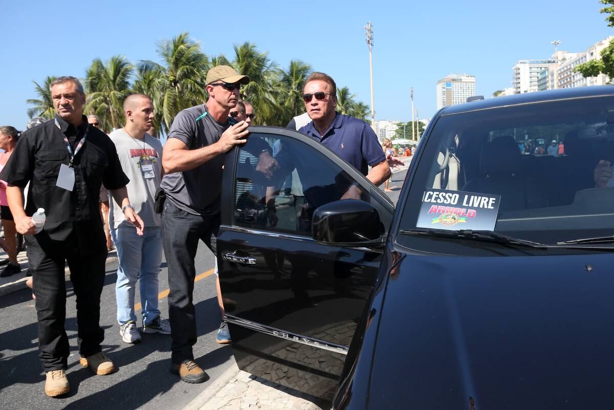 Ao voltar para o carro, o ator foi seguido fãs