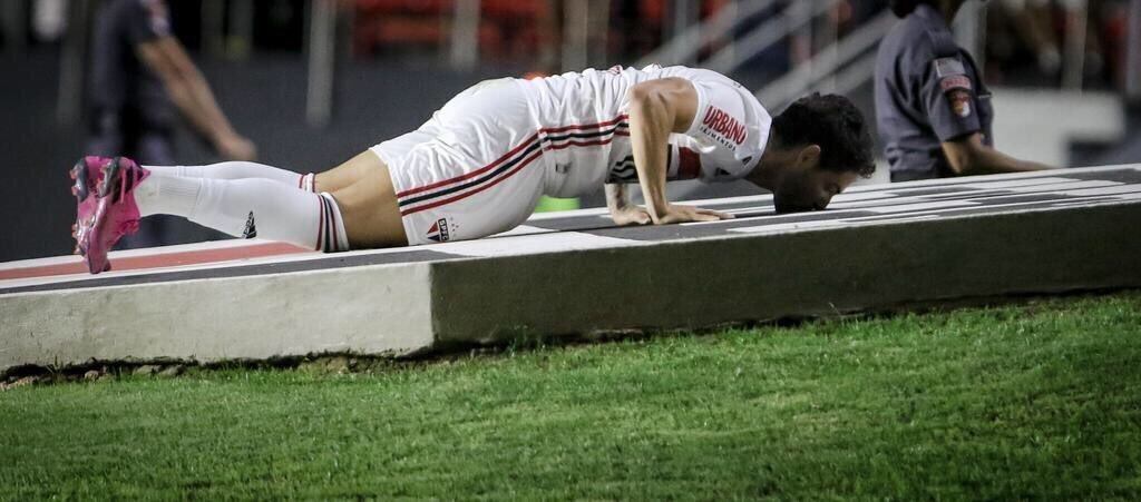 Pato beija o escudo do São Paulo. Deixou R$ 35 milhões para se livrar do clube