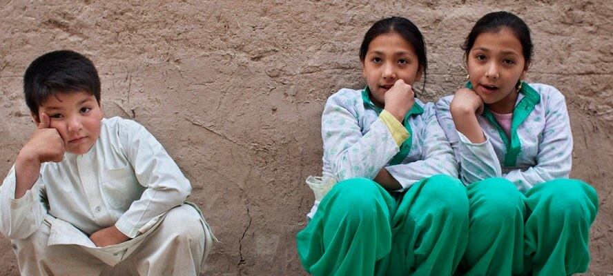 De acordo com os profissionais da saúde que trabalham no Afeganistão, famílias de todas as classes sociais disfarçam suas filhas dessa maneira. Isso acontece porque há uma necessidade de ter um filho, já que a sociedade afegã desvaloriza famílias que só têm filhas. 

O disfarce colabora no aumento da renda, já que meninas não podem trabalhar, e segue a regra de que um homem sempre deve acompanhar a mulher, independente da idade