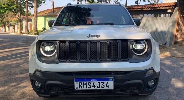 Crossover ganhou detalhes cinza grafite da grade