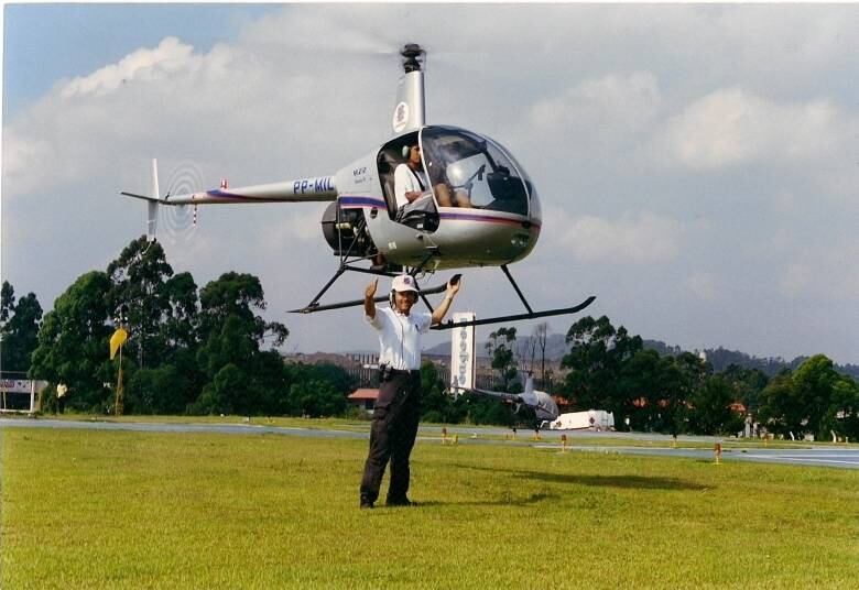 Piloto, comandante Hamilton não esconde a paixão que sente por voar