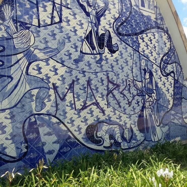 A Igreja São Francisco de Assis, conhecida como Igrejinha da Pampulha, foi pichada nesta segunda-feira (21) em Belo Horizonte. A capela é tombada pelo Iphan (Instituto do Patrimônio Histórico e Artístico Nacional) e pelo Iepha (Instituto Estadual do Patrimônio Histórico e Artístico de Minas Gerais)