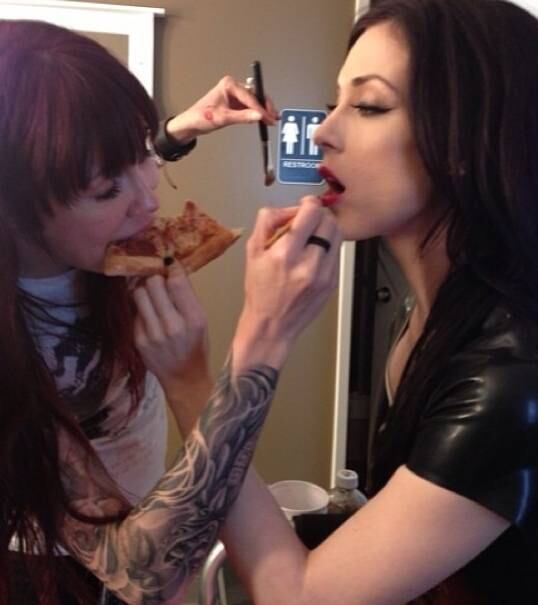 Ela é amiguinha das atrizes de filmes adultos mais conhecidas dos últimos tempos! Melissa é quem faz a produção das mulheres nos sets de filmagem. Portanto, aquele rostinho bonito que aparece nos filmes, não se iludam, é tudo obra da Melissa!