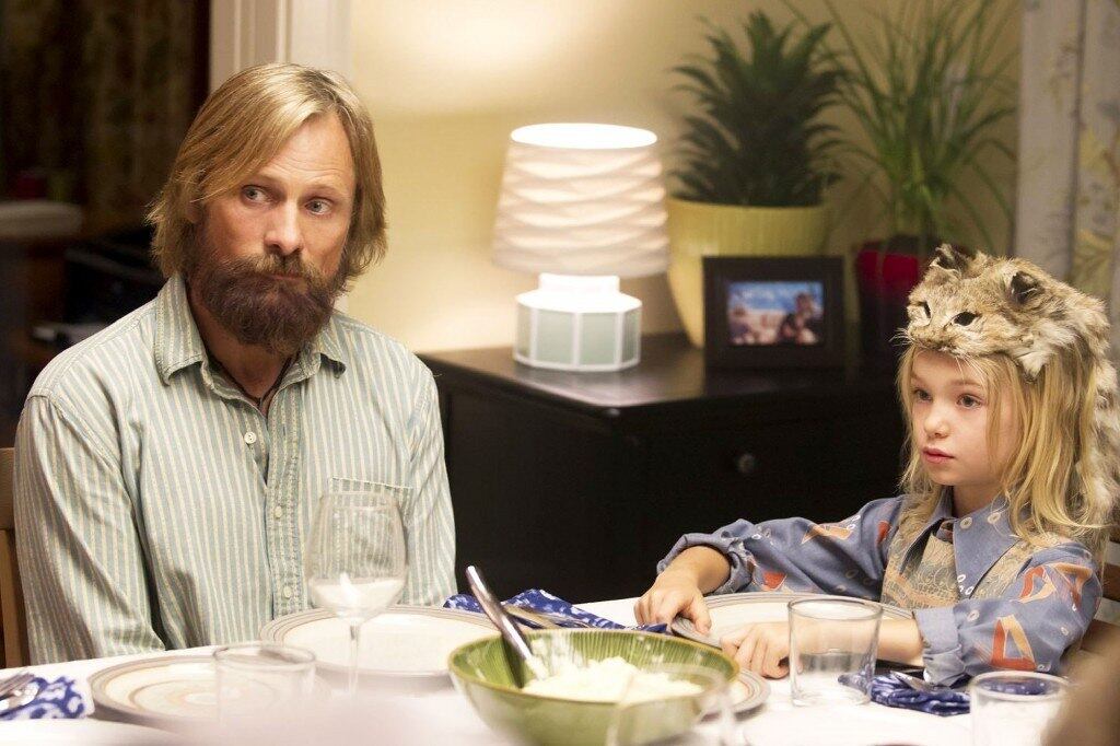 Capitão Fantástico: filme de grande impacto para quem ainda é adolescente. A obra
ilustra a saga de um pai que busca criar os filhos fora dos padrões da
sociedade, mas se depara com as dificuldades práticas e com a necessidade de
interagir com outras pessoas, o que acaba por gerar conflitos