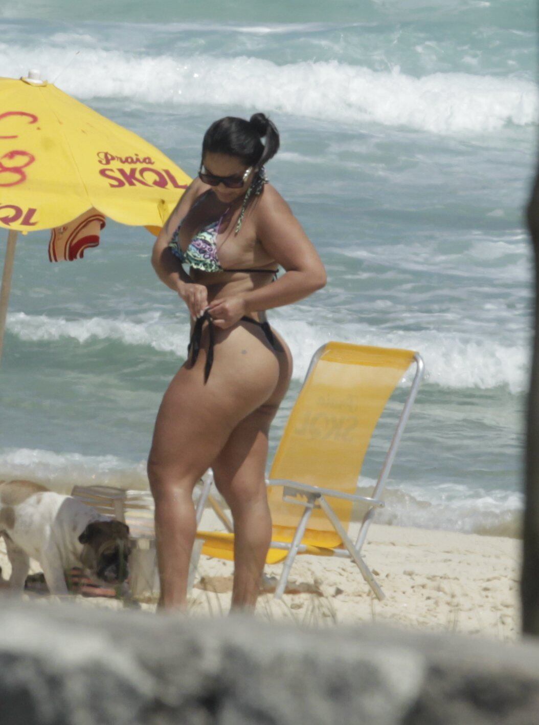 No clique acima, a morena aparece dando uma ajeitadinha no biquíni