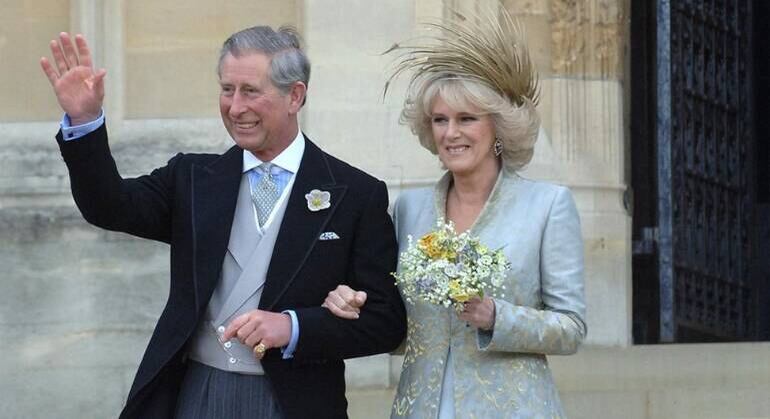 Em 9 de abril de 2005, Charles casa-se com a mulher por quem foi apaixonado há anos e com quem teve um caso extraconjugal escandaloso, Camilla Parker Bowles, na prefeitura de Windsor