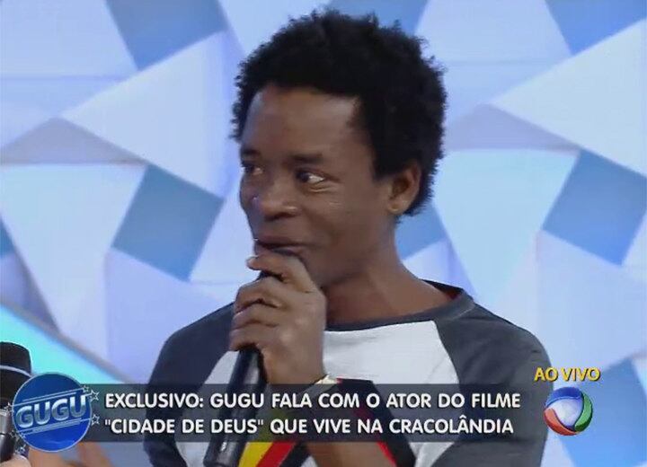 Gugu: Você já ganhava um dinheirinho como ator?
Rubens: Não. No Cidade de Deus, eu ganhei R$ 4.500. É um
absurdo um filme daquela magnitude milionária pagar isso
Gugu: E sua participação foi importante
Rubens: Vou revelar uma coisa para o Brasil. O filme
Cidade de Deus não tinha roteiro, Gugu. O Fernando Meirelles só falava qual era
a situação da cena e mais nada. Todos os atores do filme criavam seus textos na
hora. Nós deveríamos receber um cachê maior. Eu acho que o Fernando Meirelles
foi pelego de não ter dado mais que R$ 4.500 para um cara que fez pra ele uma das cenas
mais marcantes do cinema brasileiro
+ Personagens que emocionaram no Domingo Show fazem surpresa para Geraldo Luís
+ Anão humorista? Marquinhos imita Geraldo Luís contando histórias de vida
+ Gugu está no Facebook! Curta
+ Siga o perfil da atração no Twitter