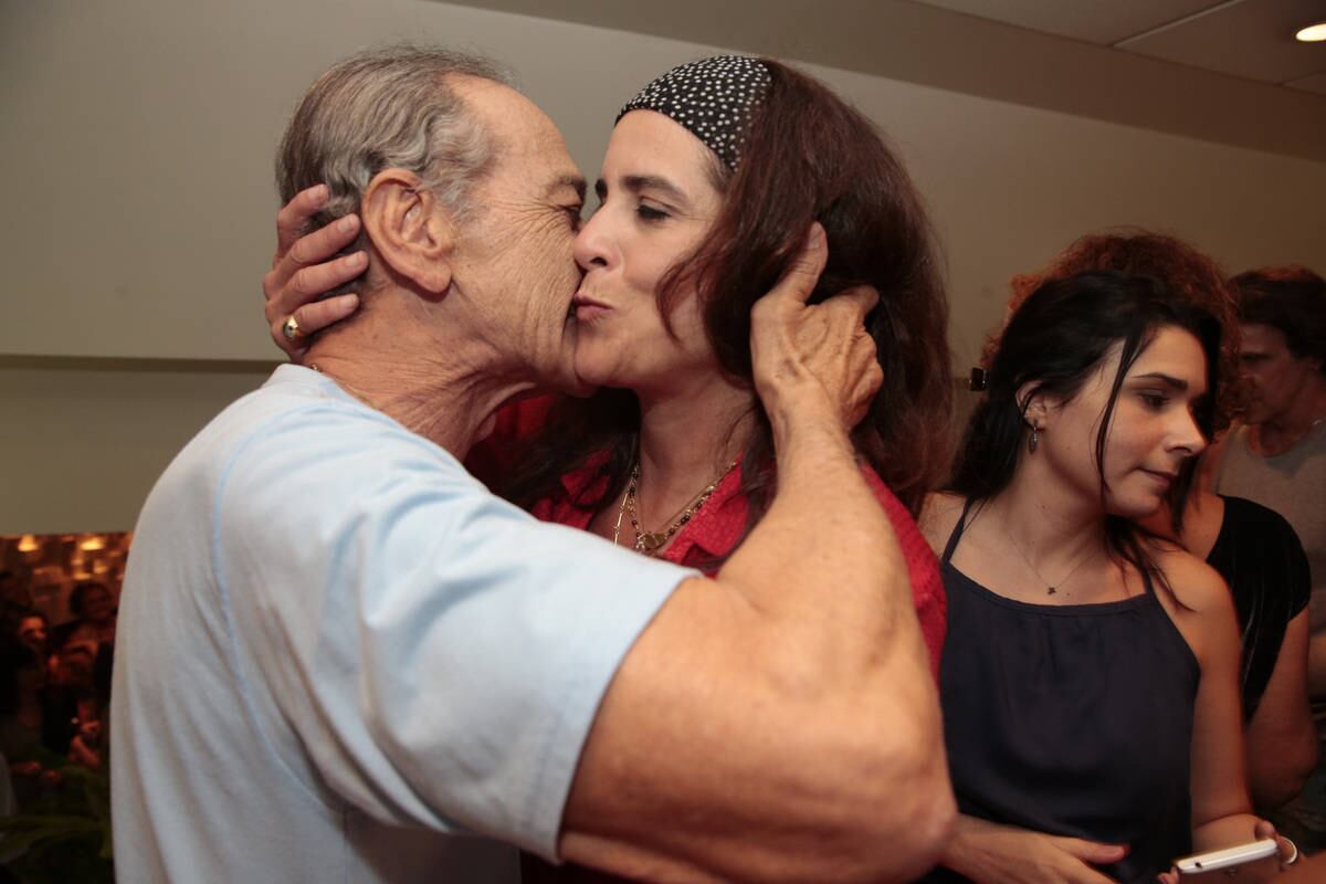 Gracindo Jr. e Lúcia Veríssimo se cumprimentam