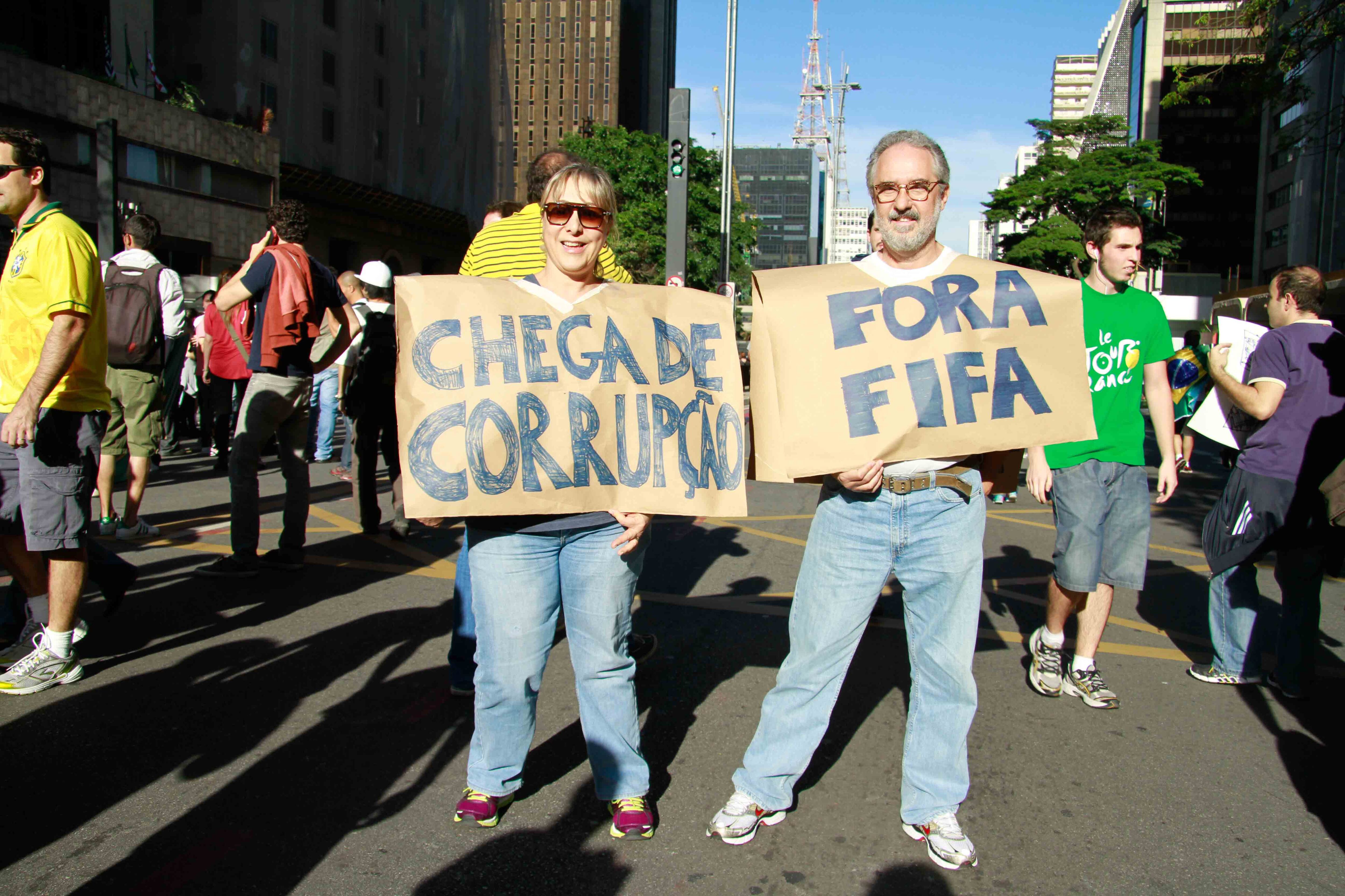 Manifestação que ocupou as duas vias da avenida Paulista, na região central de São Paulo, na tarde deste sábado (22) reuniu reivindicações diversas. O protesto acontece menos de 24 horas depois do pronunciamento da presidente Dilma Rousseff que, em rede nacional na noite da última sexta-feira (21), anunciou o Plano Nacional de Mobilidade Urbana