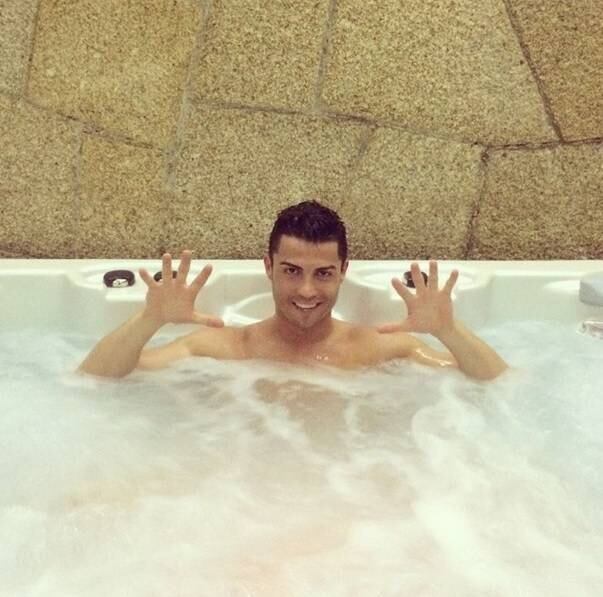 Já o melhor do mundo Cristiano Ronaldo compartilhou um momento de relaxamento na banheira, com direito a uma referência ao décimo título do Real Madrid na Liga dos Campeões