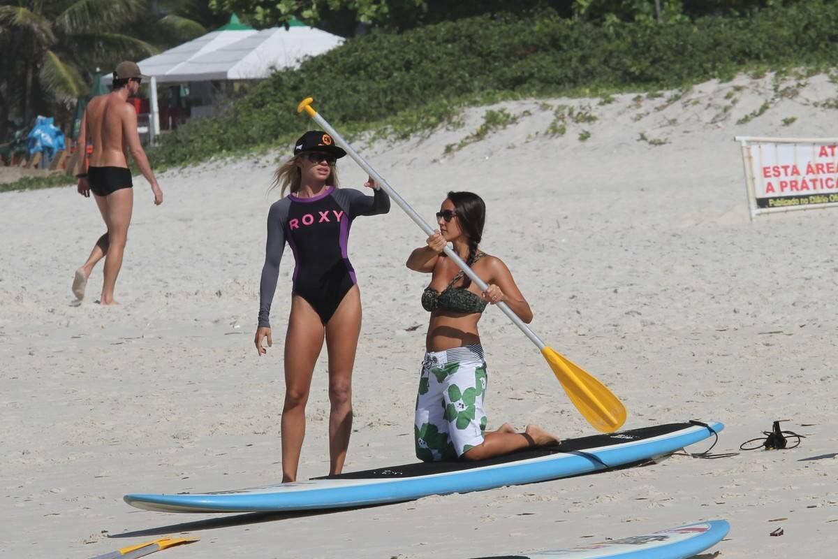 Bruno Gagliasso e Ricardo Pereira praticam stand up paddle na praia da Barra da Tijuca, no Rio