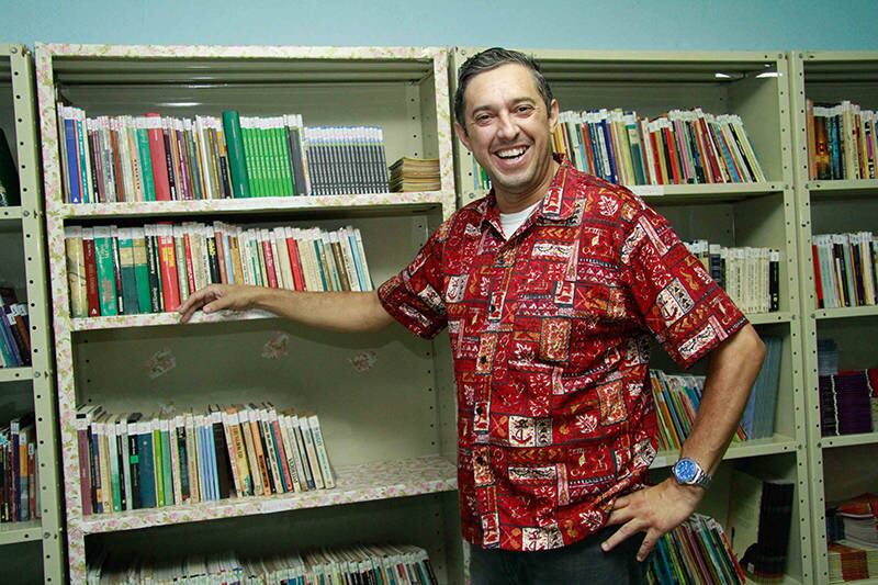 Já Sandro Martins Fernandes, 43 anos, foi afastado dos bancos escolares por uma fatalidade. Quando estava na quinta série do ensino fundamental foi atropelado por uma moto, perdeu uma perna e parte de outra.

 — Eu desisti da escola porque fiquei 14 meses internado e fiz, ao todo, 15 cirurgias. Depois disso não tive mais motivação para estudar. Meu pai me deu um carro e me tornei taxista. Agora quero uma vida nova. Voltei para escola para me formar e prestar concurso 