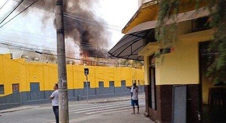 Supermercado foi tomado por chamas altas e muita fumaça