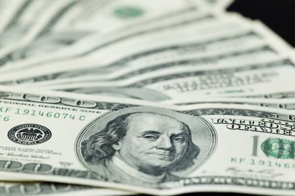 A moeda norte-americana recuou 1% e fechou a R$ 2,2608