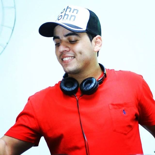 
Paulinho foi assassinado por dois
homens em uma moto com placa do Rio de Janeiro enquanto descarregava
equipamentos de sua caminhonete. Após o crime, os suspeitos fugiram
e, até o momento, nenhum dos envolvidos foi identificado ou preso.
Mas, segundo a PM (Polícia Militar), imagens registradas por um
circuito de monitoramento instalado na rua do crime podem ajudar no
trabalho da Polícia Civil
