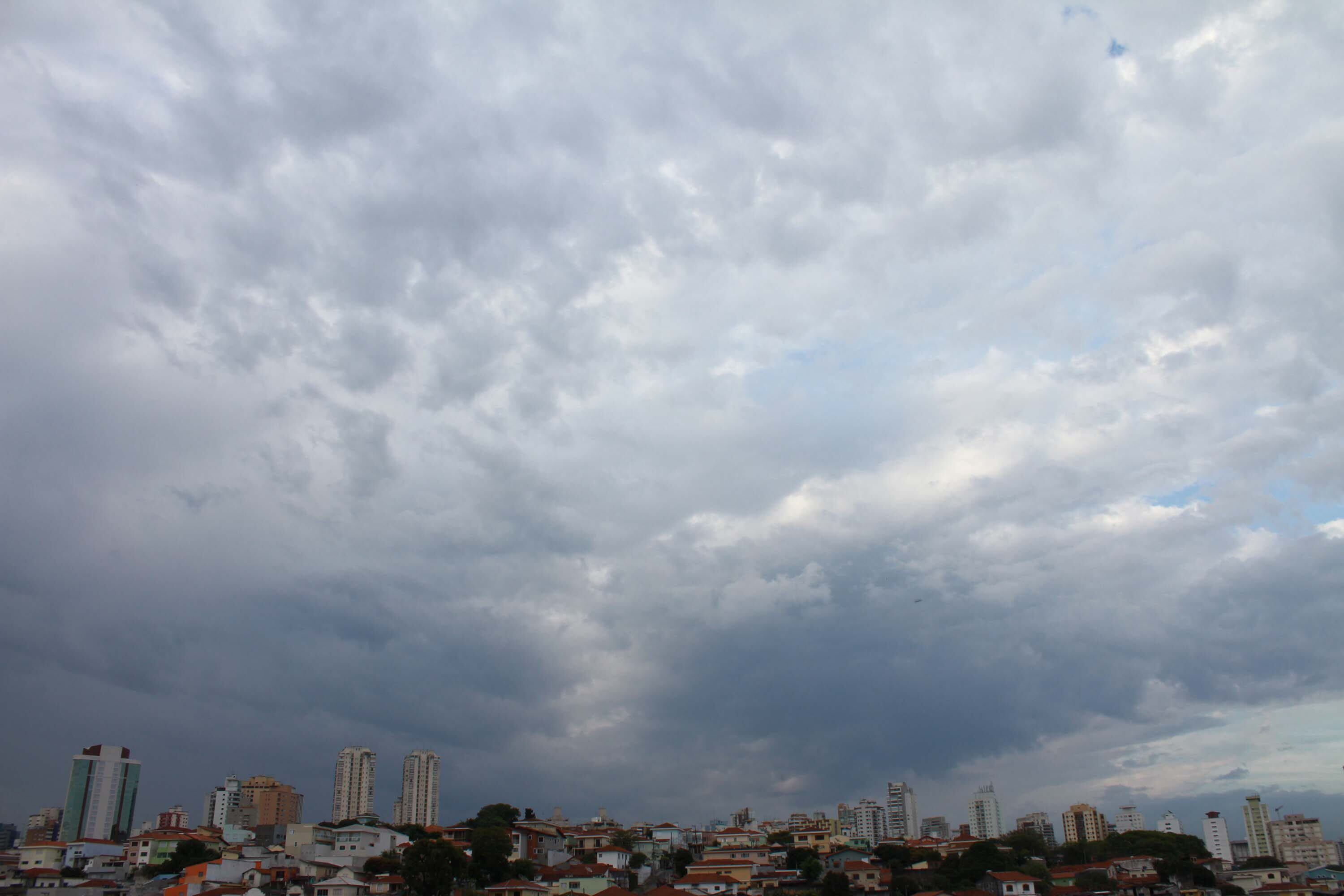 Tempo fica parcialmente nublado nesta segunda-feira em São Paulo