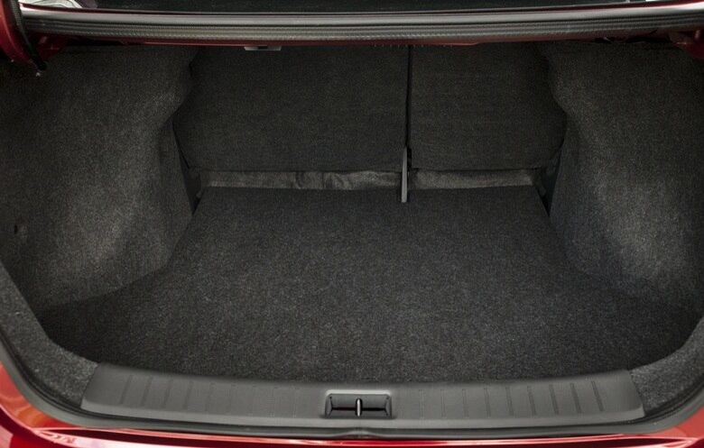 Já o porta-malas segue como um dos maiores da categoria, com espaçosos 503 litros (informados pela Nissan)