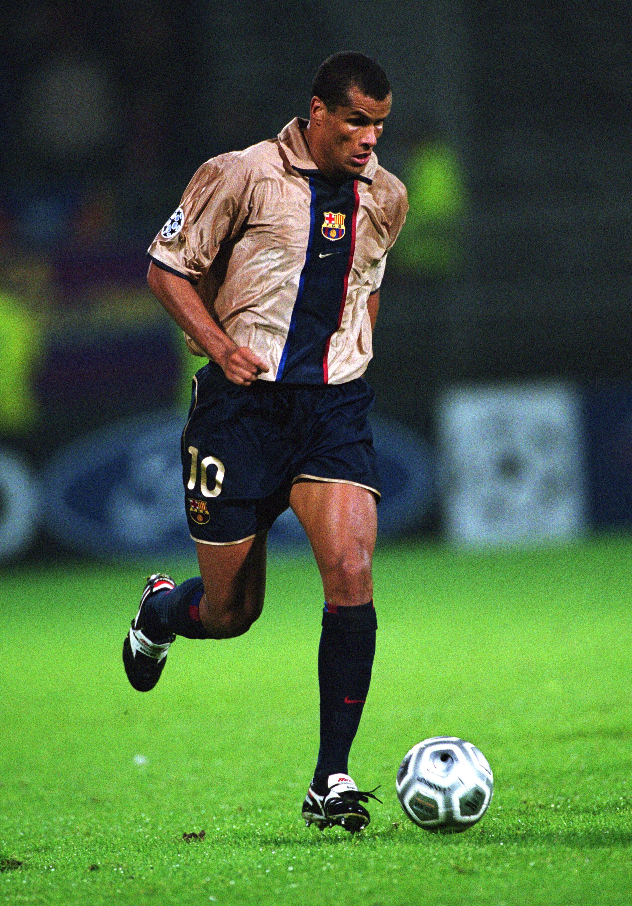 Até o bege já teve sua vez na camisa do tradicional clube espanhol. Foi em 2001, ocasião em que o meia brasileiro Rivaldo era um dos astros da equipe